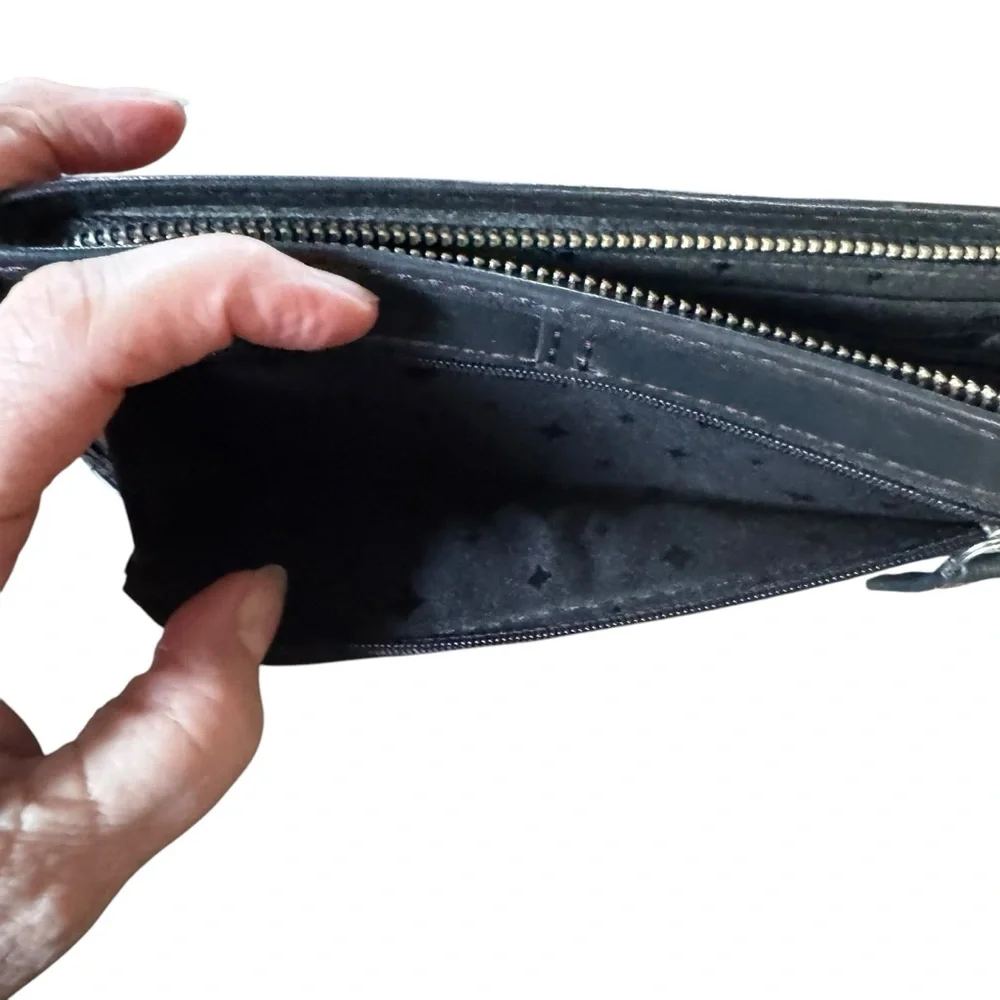 Women’s Fossil Black Leather Wallet With Zip Closure and Outside Pockets